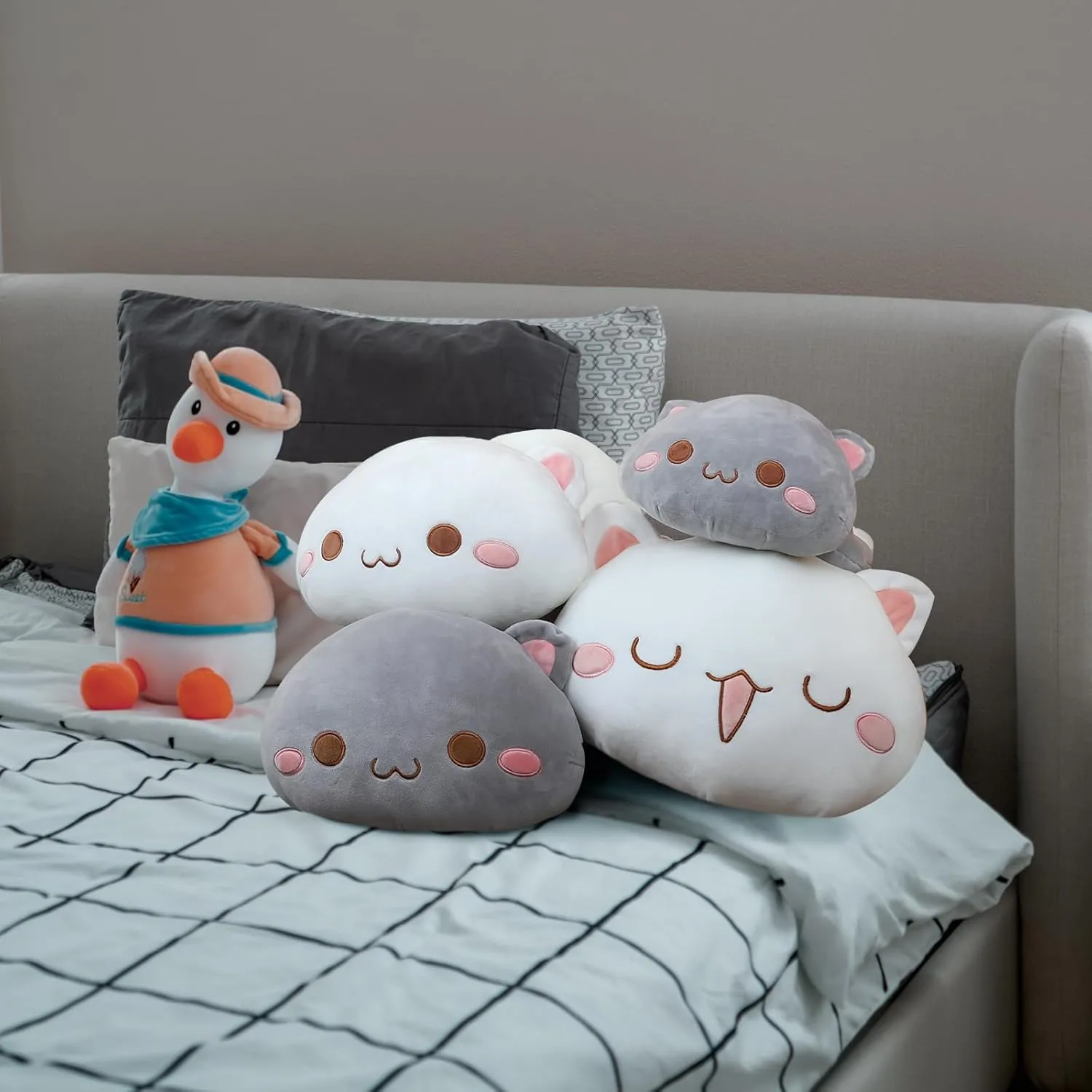 AFAN Cat Stuffed Animals Plush Cute Soft Cat Plush Pillow Toys Kawaii Plushies Room Decor Gifts for Kids Girls Boys (Round Eyes, White, 13.7 Inch)