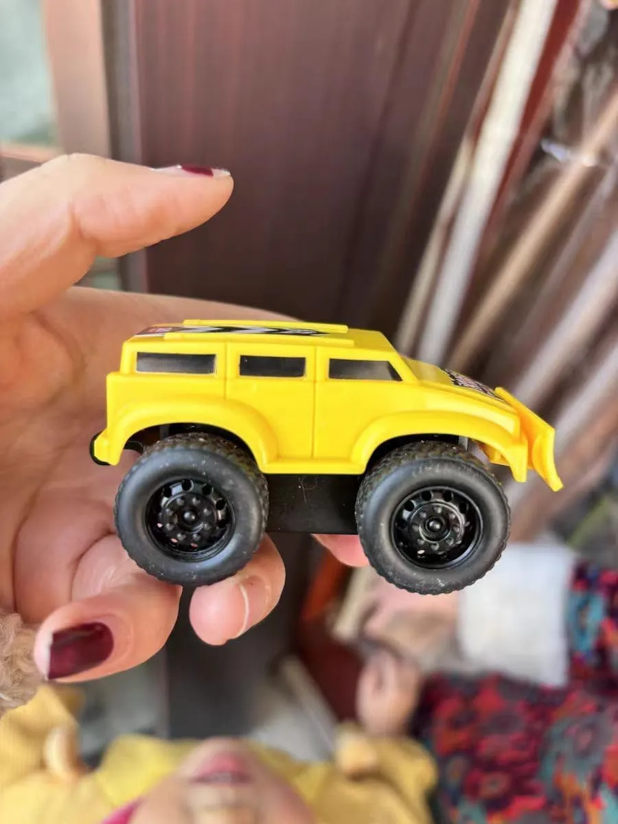 Inertial Climbing Iron Door, Iron Wall Toy car Magnetic (red Blue Yellow)