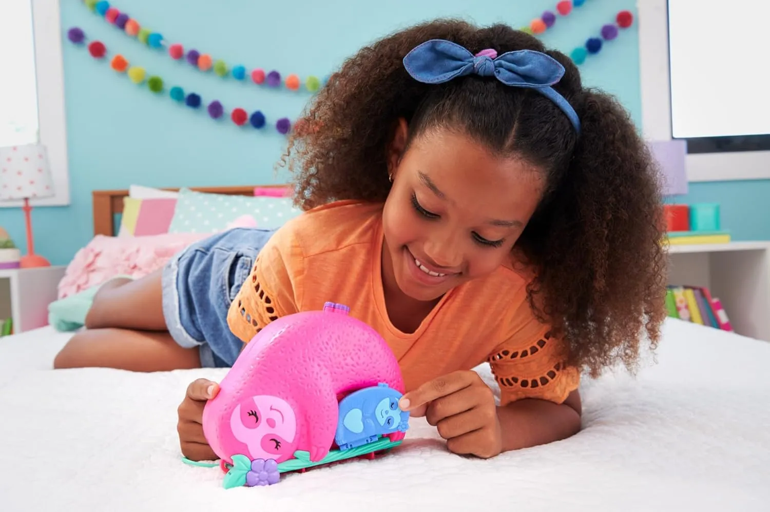 Polly Pocket Playset & Travel Toy with 2 Micro Dolls & 12 Accessories, Animal Toy, Sloth 2-in-1 Purse Compact
